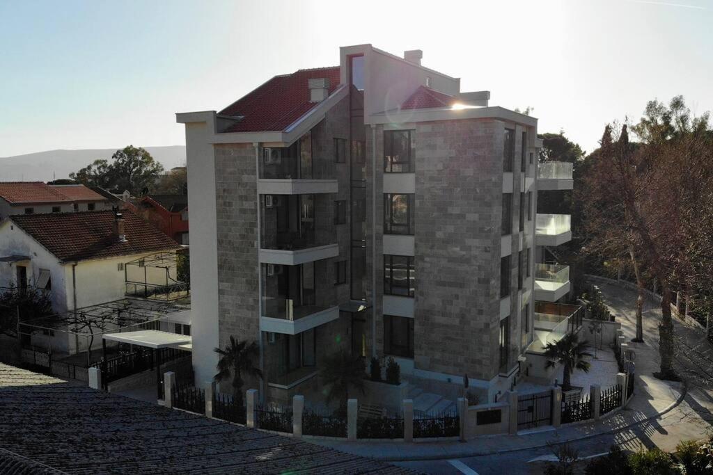 Park 7 - 1 Bedroom & Parking At Center Apartman Tivat