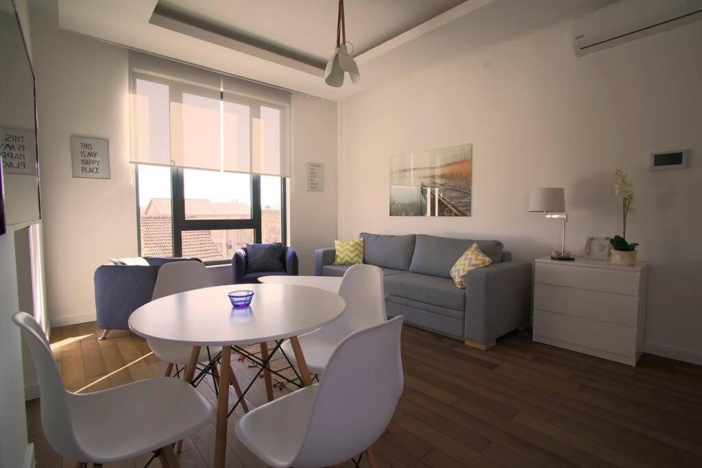 Park 7 - 1 Bedroom & Parking At Center *